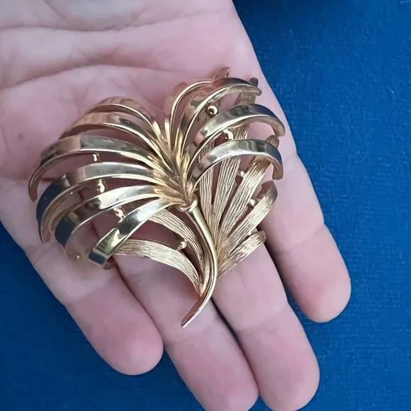 Huge Gold Tone Crown Trifari Feather or Leaf Plume Mid Century Brooch - Picture 3 of 6